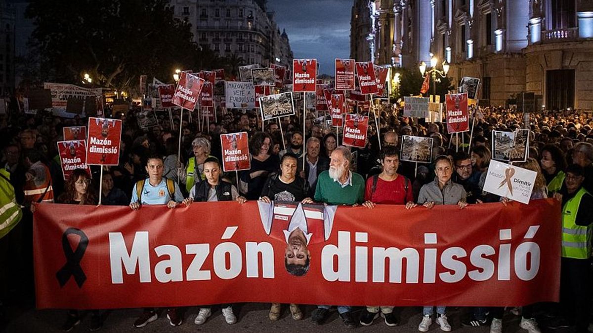 Escándalo en Valencia: Multitud exige la dimisión del presidente regional