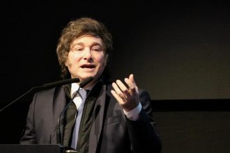 Milei arremete contra los periodistas tras sus comentarios sobre Kicillof: "Son imbéciles y ratas"