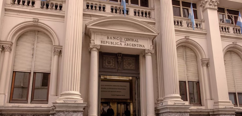 Gobierno y bancos enfrentan fricciones por nuevas normas de liquidez