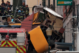 Lisboa de luto: al menos 15 muertos por el descarrilamiento del Elevador da Glória