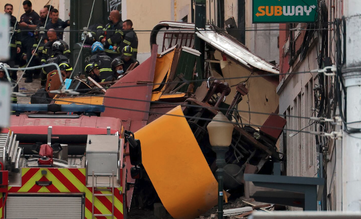 Lisboa de luto: al menos 15 muertos por el descarrilamiento del Elevador da Glória