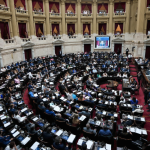 Gobierno impulsa debate por reforma tributaria mientras Milei inicia gira electoral por el país
