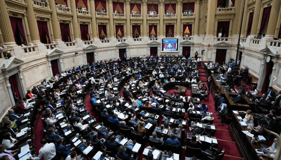 Gobierno impulsa debate por reforma tributaria mientras Milei inicia gira electoral por el país