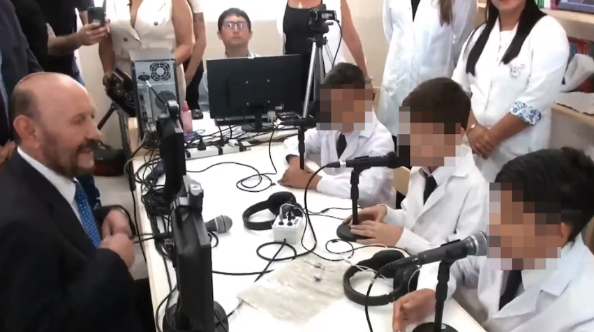 video de Insfrán con alumnos